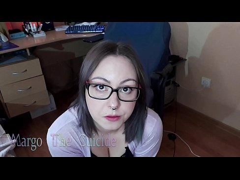 ❤️ Kynþokkafull stelpa með gleraugu sýgur dildó djúpt á myndavélinni Klám hjá okkur is.myteporn.ru