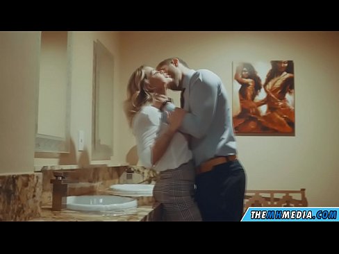 ❤️ Þegar busty ljóska tælir þig á almenningssalerni Klám hjá okkur is.myteporn.ru